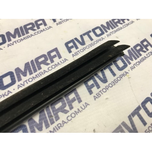 Уплотнитель стекла двери задней правой Opel Meriva B 2010-2017 13266927